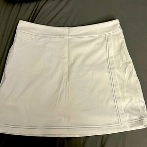 Vineyard vines size 8 skirt with built in shorts